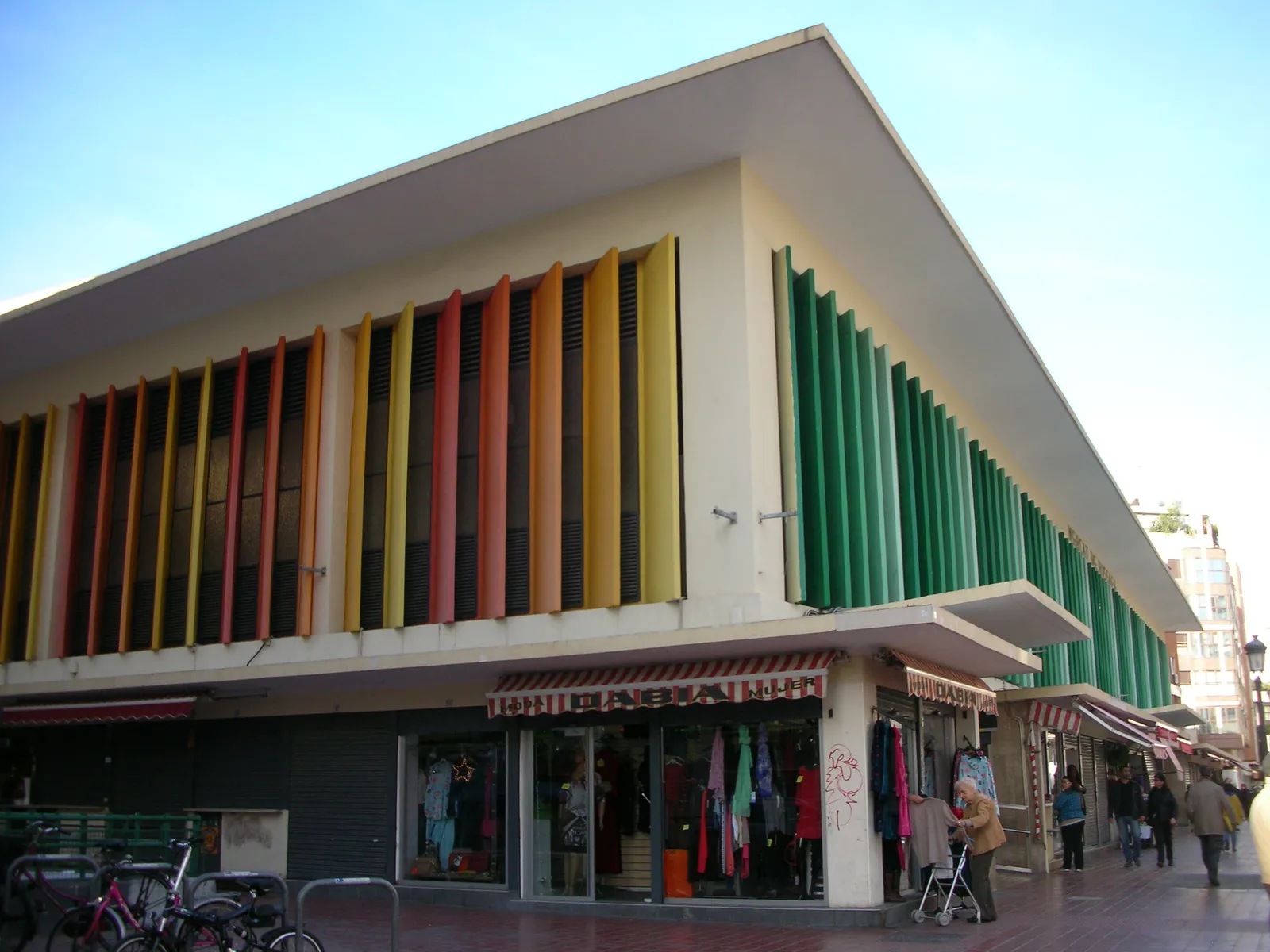 Außenansicht des Mercat de Russafa, eines modernen Marktgebäudes mit farbiger Lamellenfassade.