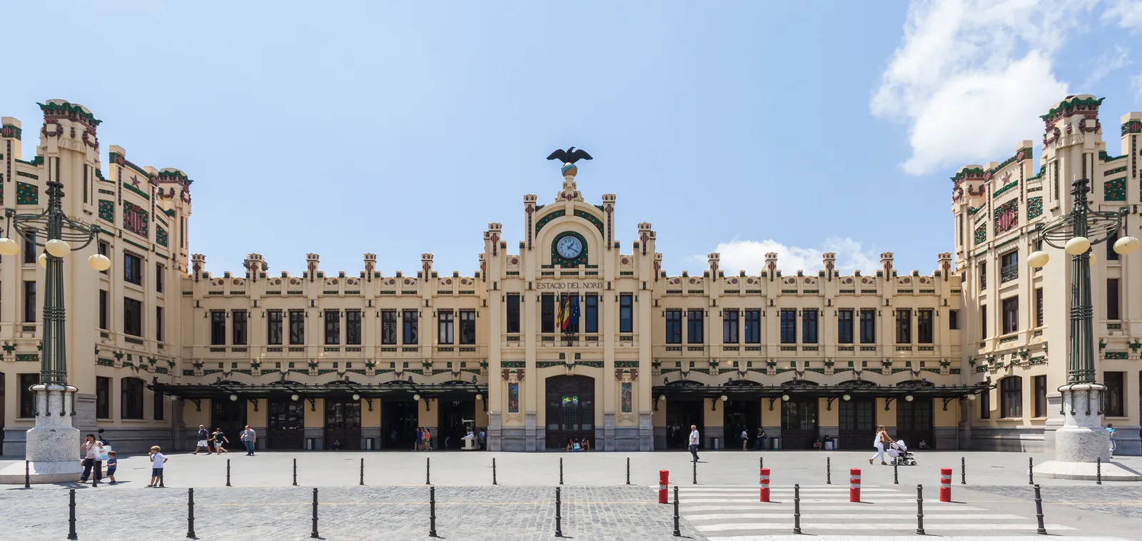 Vorderfassade des Bahnhofs Estacio del Nord mit Fliesendekor und Uhr