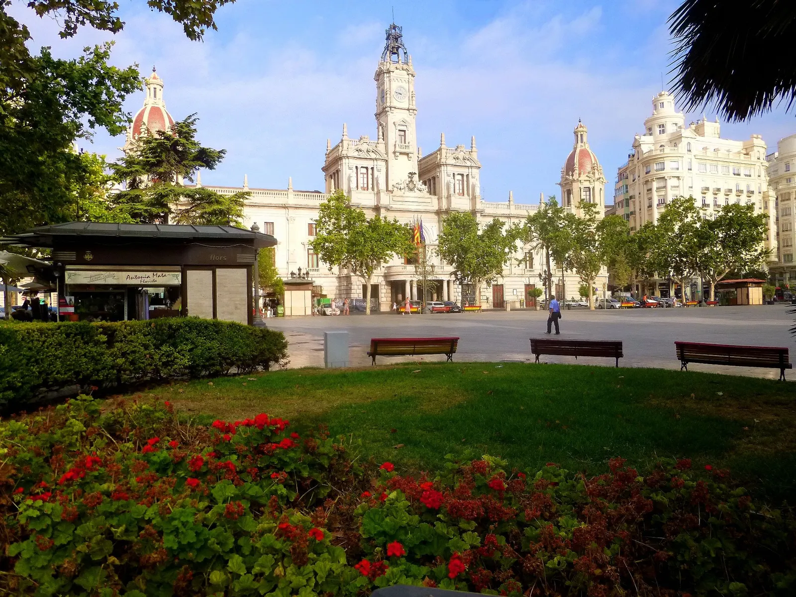 Plaza del Ayuntamiento in Valencia mit dem Rathausturm und einem Blumenbeet