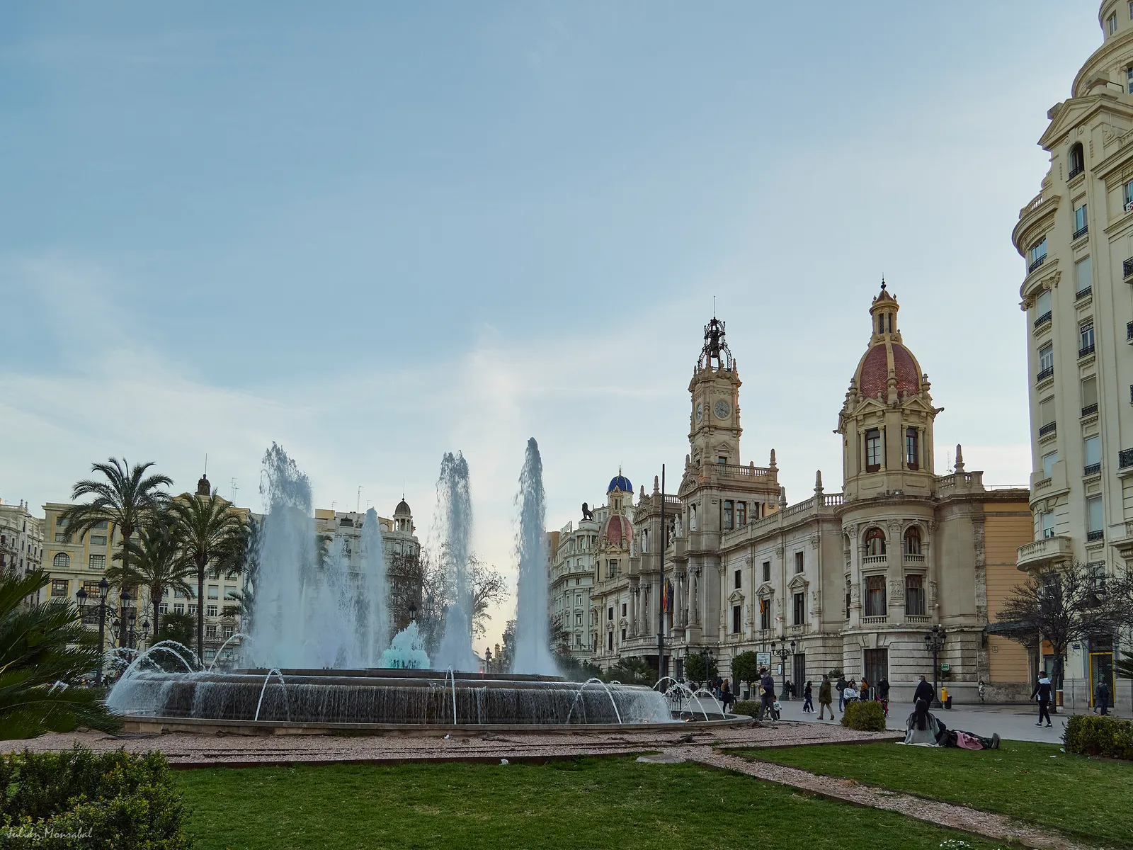 Brunnen und Rathaus an einem Platz in Valencia