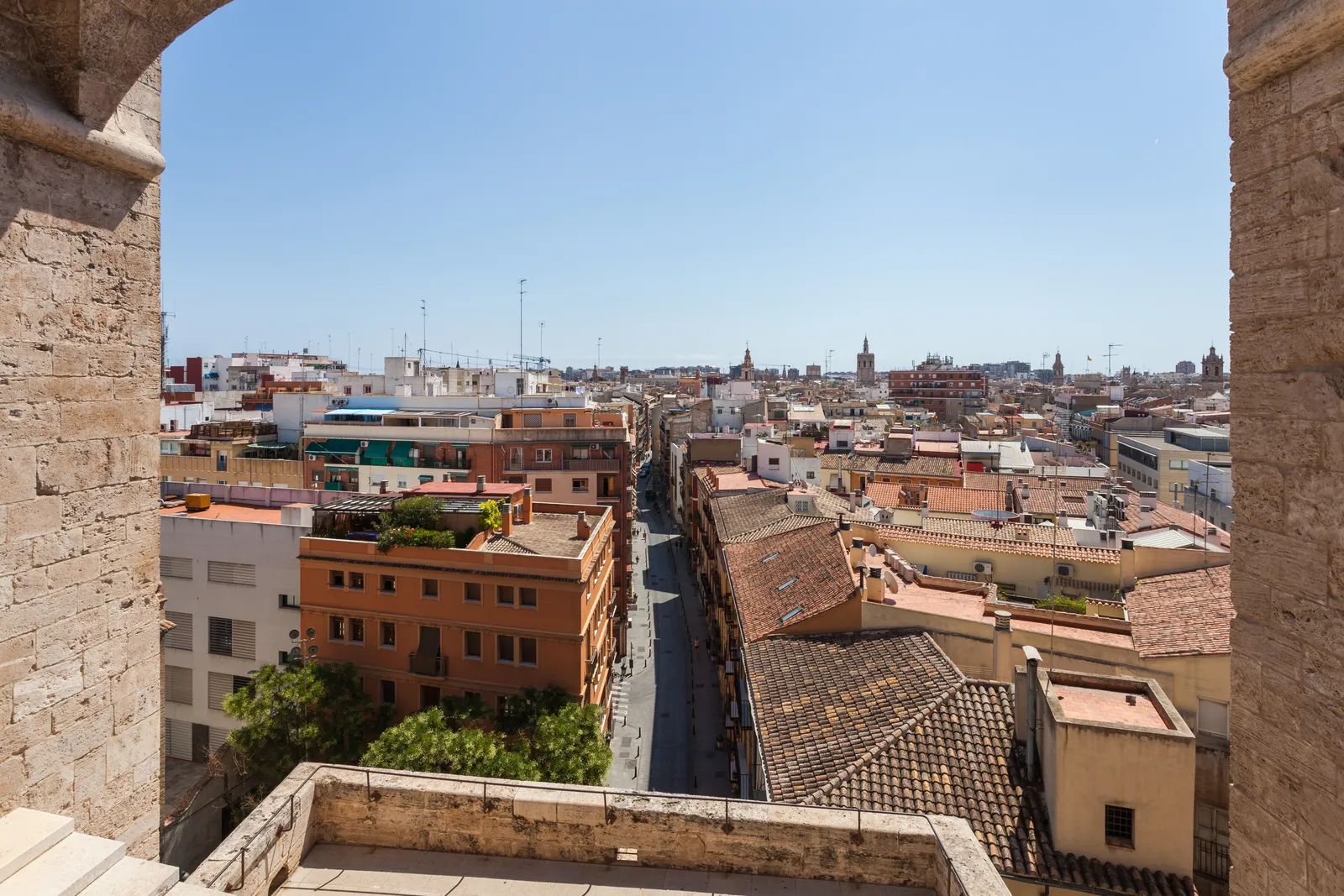 Mittelalterliches Stadttor aus Stein mit zwei hohen Türmen in Valencia.
