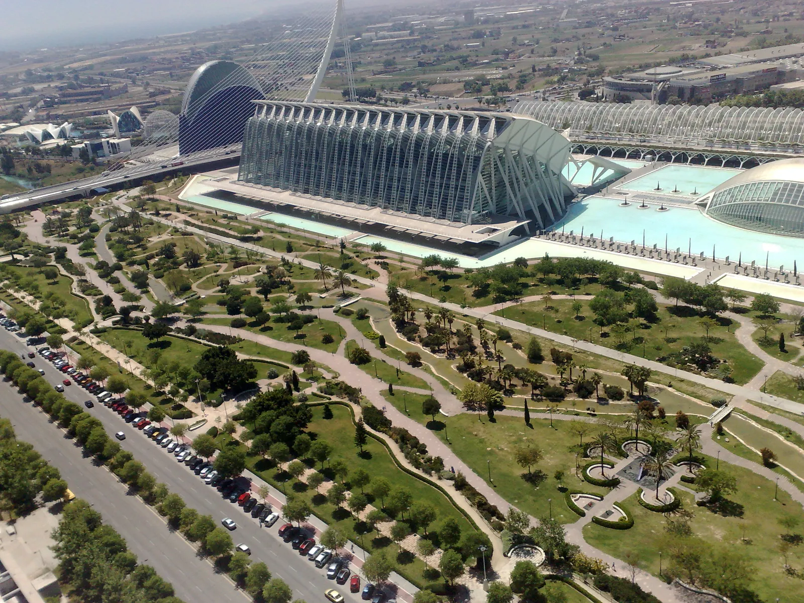 Luftaufnahme des Komplexes Ciutat de les Arts i les Ciències und des Turia-Parks in Valencia.