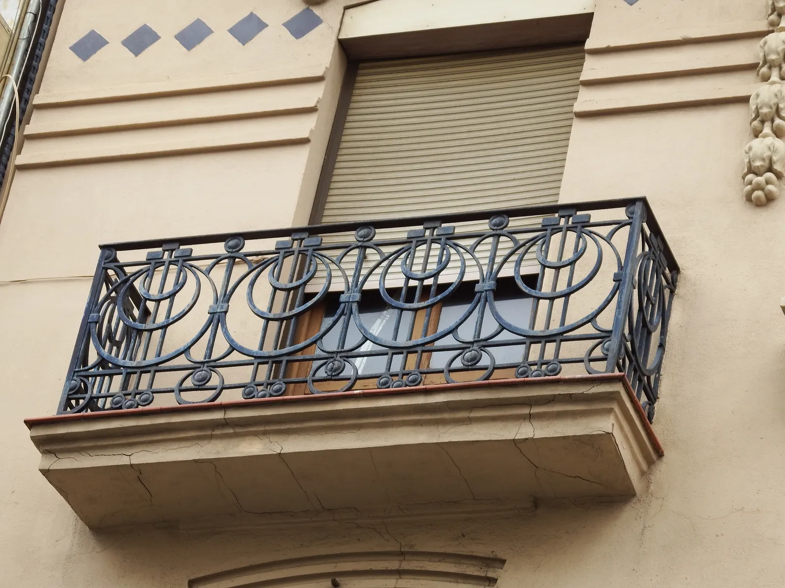 Schmiedeeiserner Balkon an einem historischen Wohnhaus in der Calle Ruzafa.