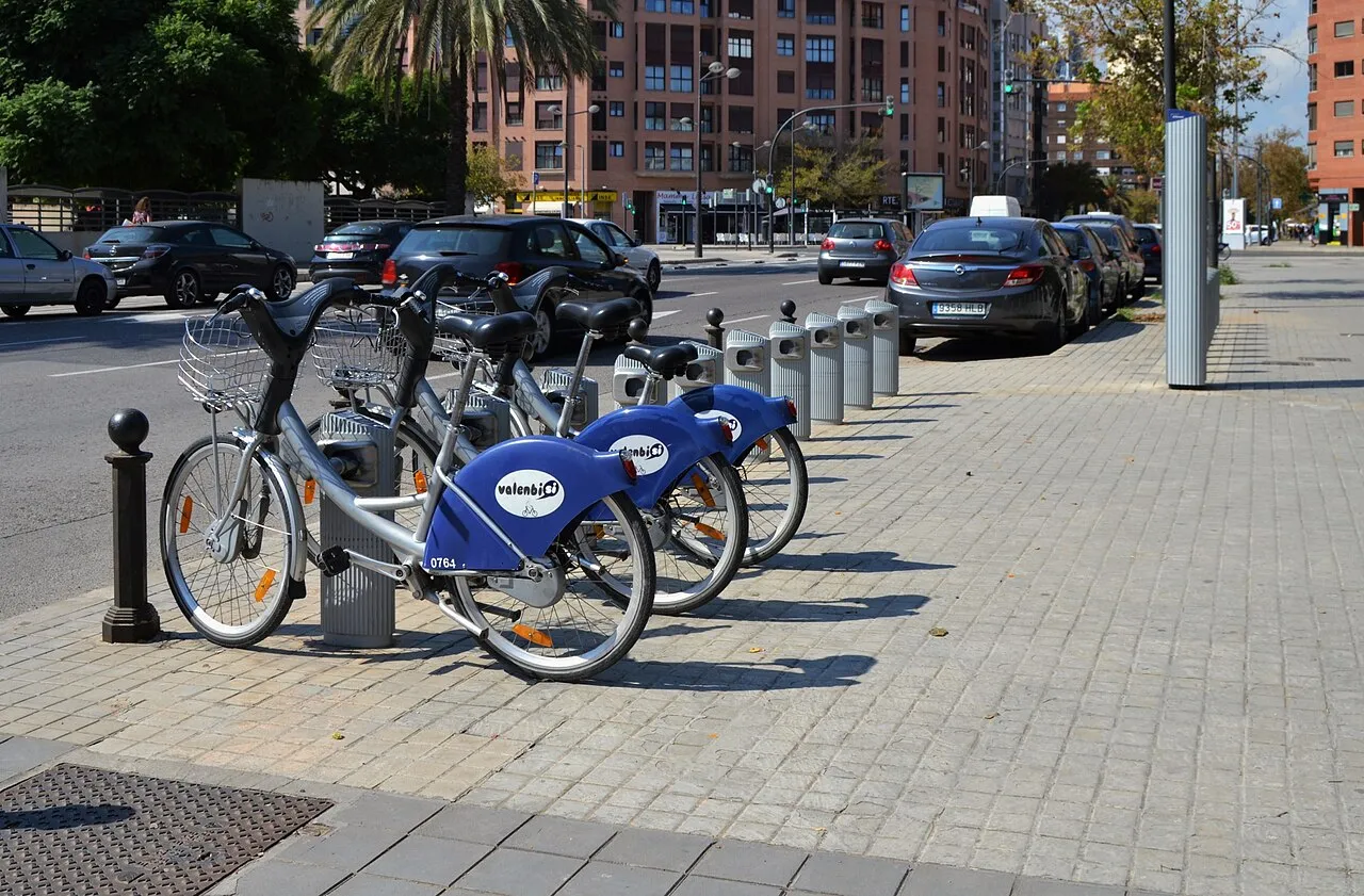 Reihe blauer Valenbisi-Räder an einer Station in einer Straße in Valencia