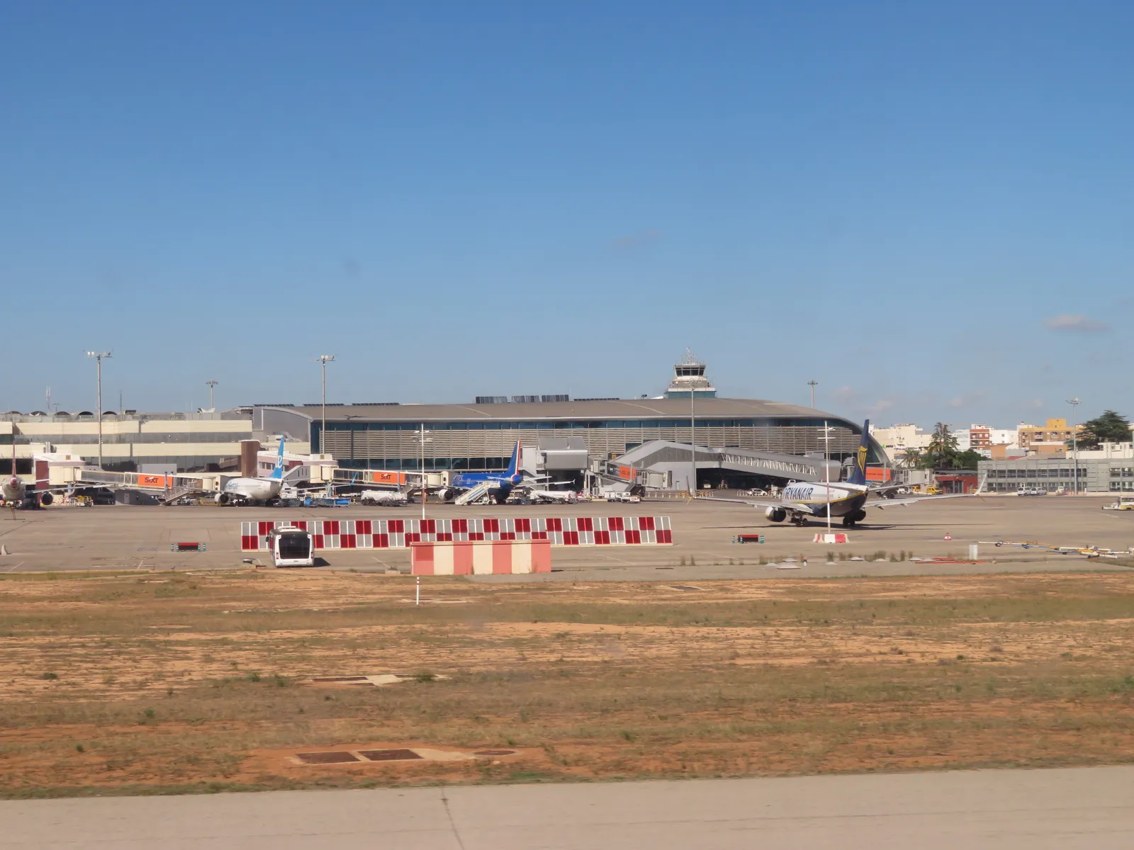 Terminal und Kontrollturm des Flughafens Valencia, vom Vorfeld aus gesehen
