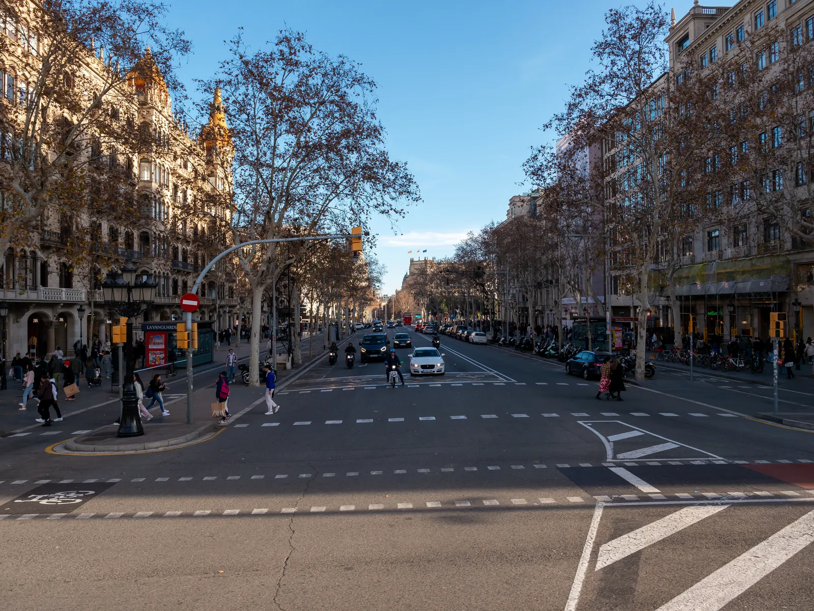 Eine Straße im Stadtteil Eixample in Barcelona mit Wohnblöcken und Balkonen