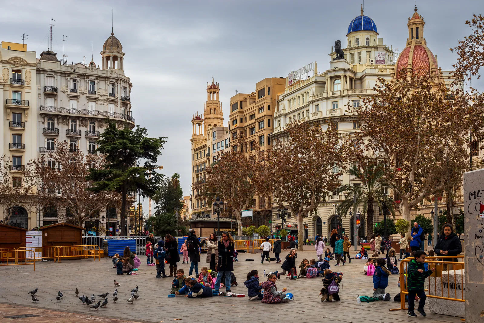 Ein weiter Stadtplatz in Valencia mit einem historischen Gebäude und einem Brunnen